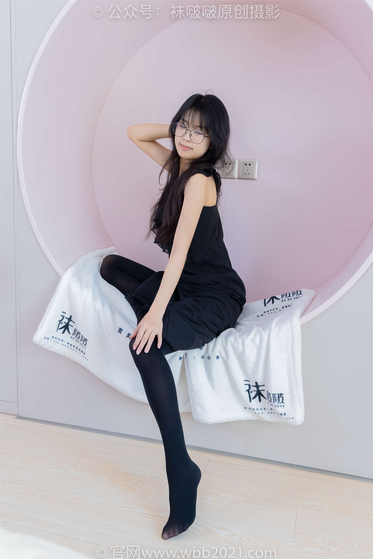 袜啵啵 No.511 奶油-平底鞋、厚黑丝、做瑜伽动作时老头乐挠脚剧情 超长花絮版-日更街拍