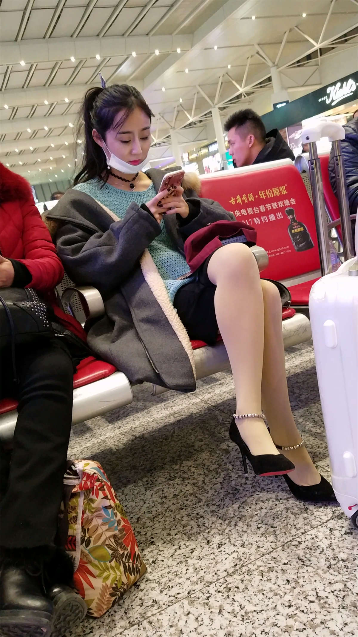 高铁站候车的肉色丝袜高跟极品美腿漂亮美女-日更街拍