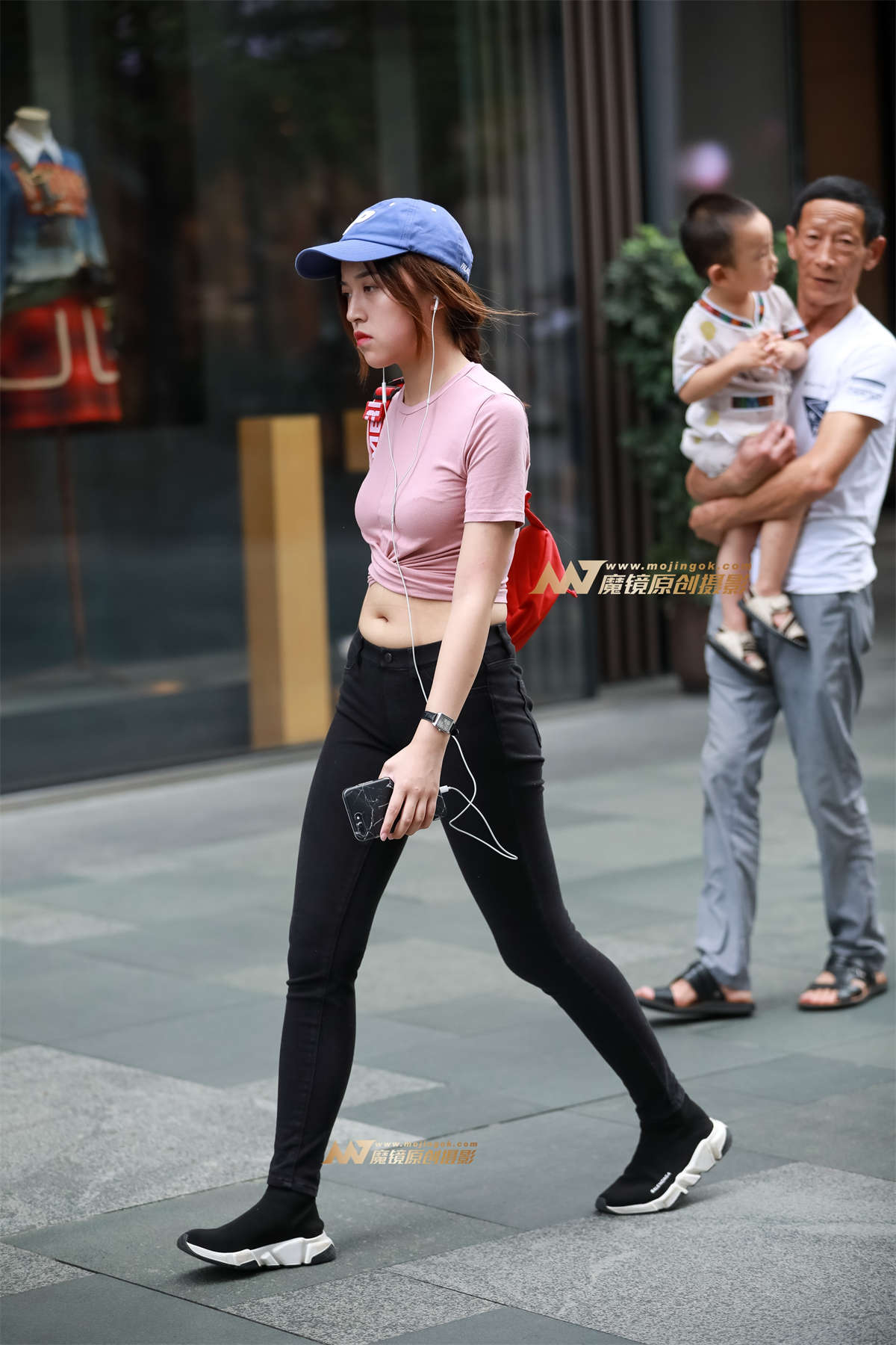 【凯恩赛帖】长腿牛仔露脐小妹-日更街拍