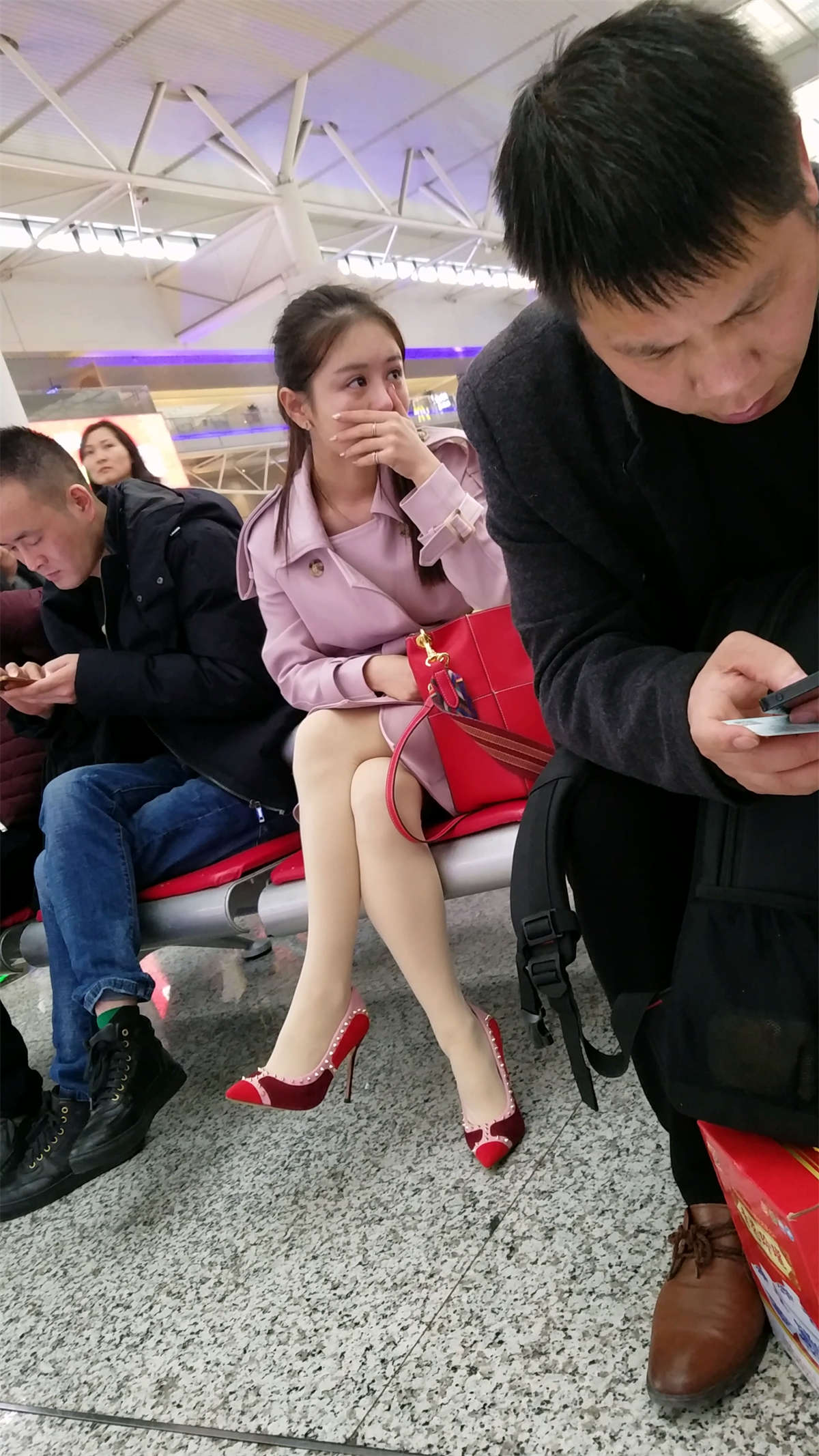 图片[2]-高铁站候车的肉色丝袜红色高跟性感美腿漂亮少妇-日更街拍