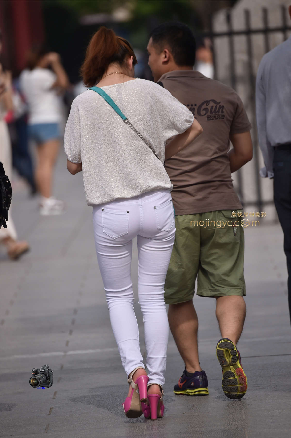 2015-06-23紧身白裤少妇 特写-日更街拍