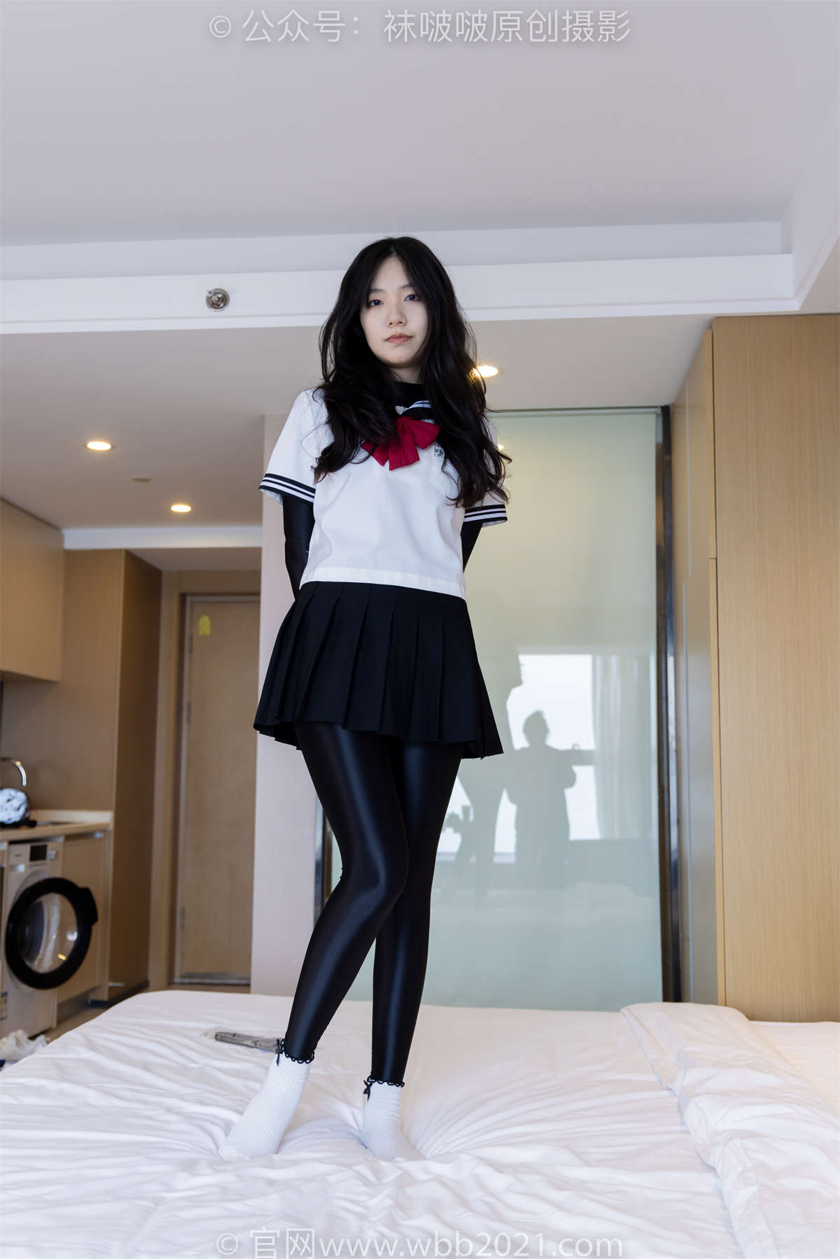 袜啵啵 No.513 小甜豆-帆布鞋、白棉袜、厚黑丝五指袜、黑丝手套、黑色连体衣（打底）和jk制服叠穿、裤里丝、黑色口罩（仅部分）花絮版-日更街拍