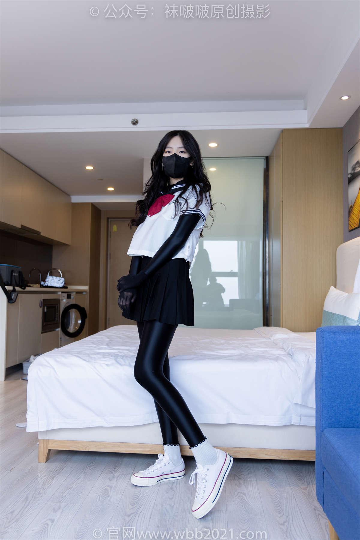 图片[2]-袜啵啵 No.513 小甜豆-帆布鞋、白棉袜、厚黑丝五指袜、黑丝手套、黑色连体衣（打底）和jk制服叠穿、裤里丝、黑色口罩（仅部分）花絮版-日更街拍