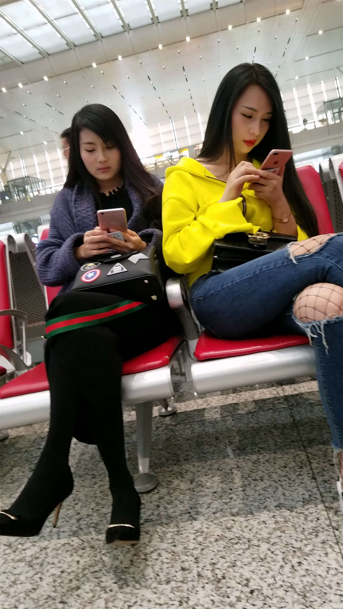 高铁站拍摄蓝色紧身牛仔裤长发漂亮美女-日更街拍
