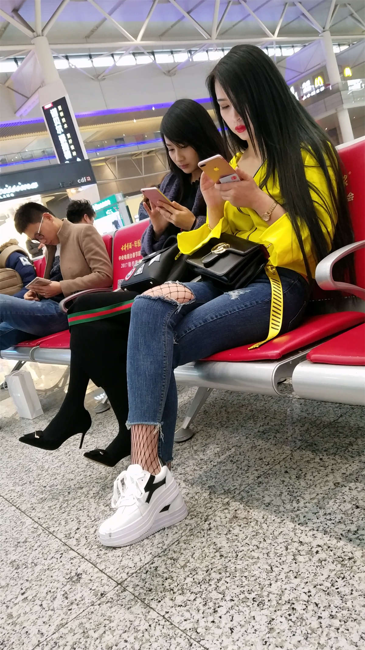 图片[2]-高铁站拍摄蓝色紧身牛仔裤长发漂亮美女-日更街拍