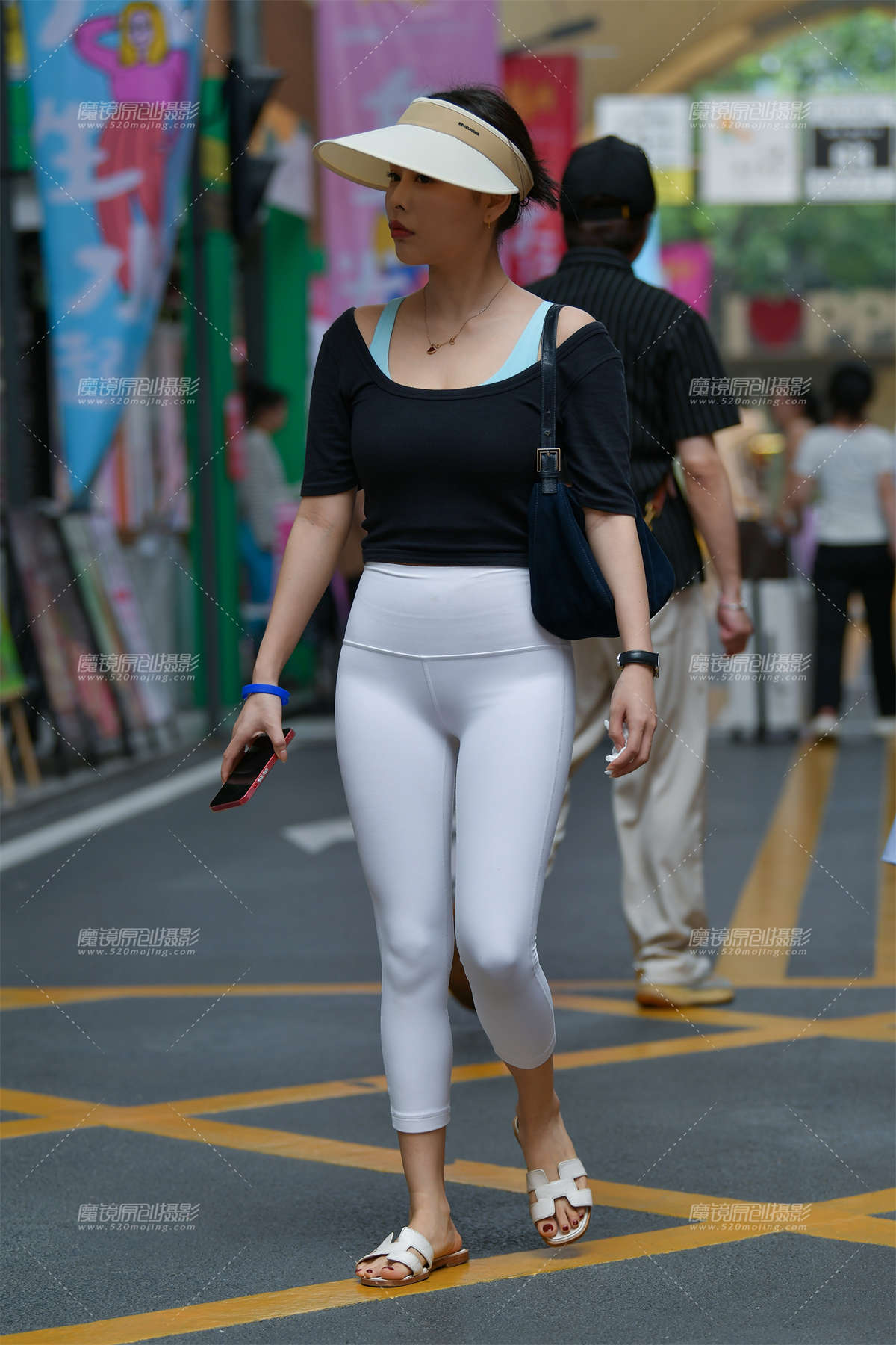 ★白色瑜伽九分紧身裤美女-日更街拍