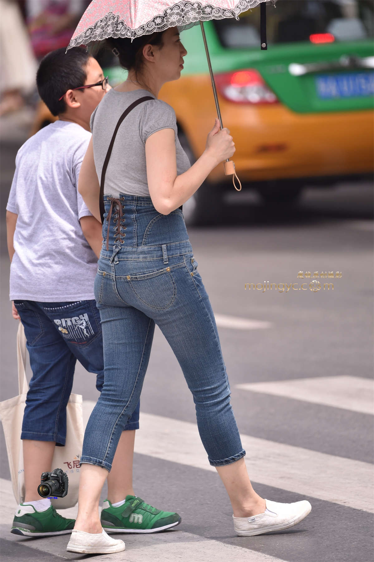 2015-06-24过马路的紧身牛仔少妇-日更街拍