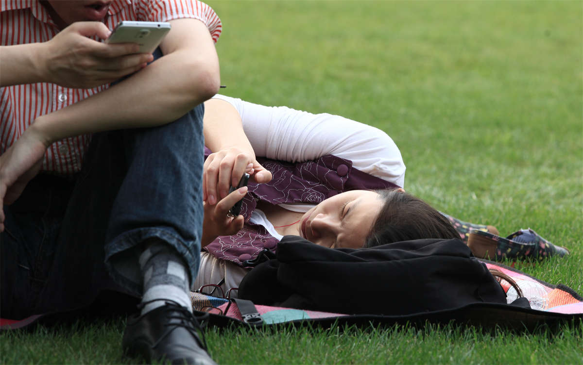 图片[2]-踏青公园街拍系列No.43 保养极好光滑雪白的精品少妇素足-日更街拍