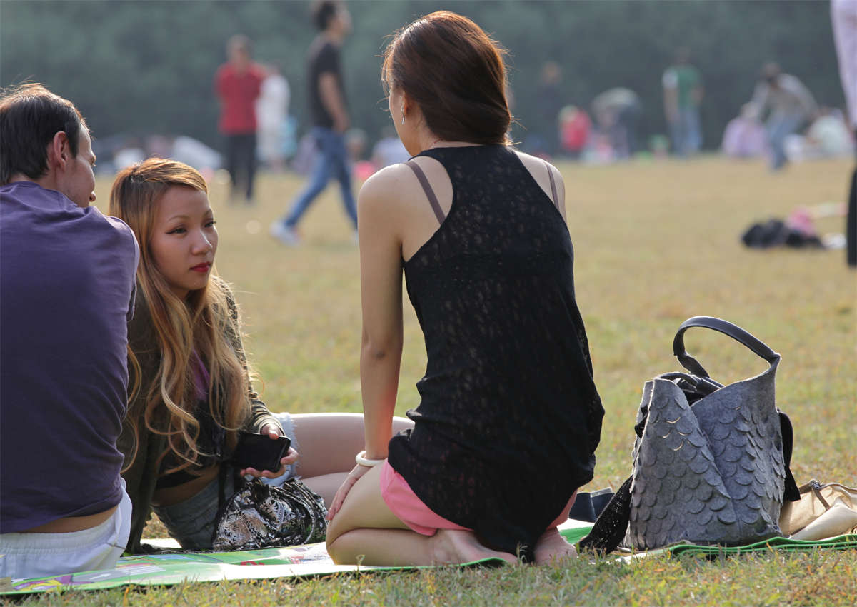 图片[2]-踏青公园街拍系列No.561 一身短打，足底光滑无瑕-日更街拍