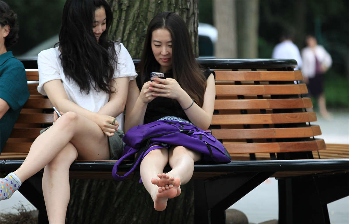 踏青公园街拍系列No.44 不一般的长椅美女全方位秀脚图-日更街拍