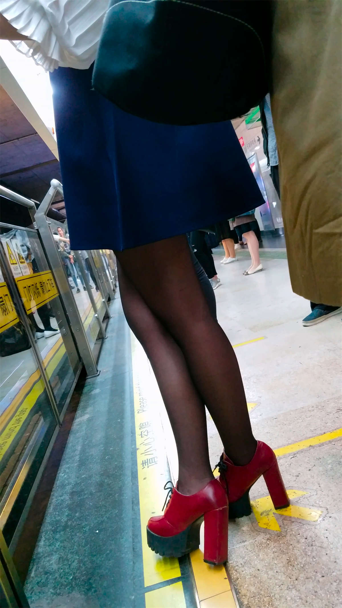 地铁站候车的超高跟黑色丝袜短裤长发美女-日更街拍