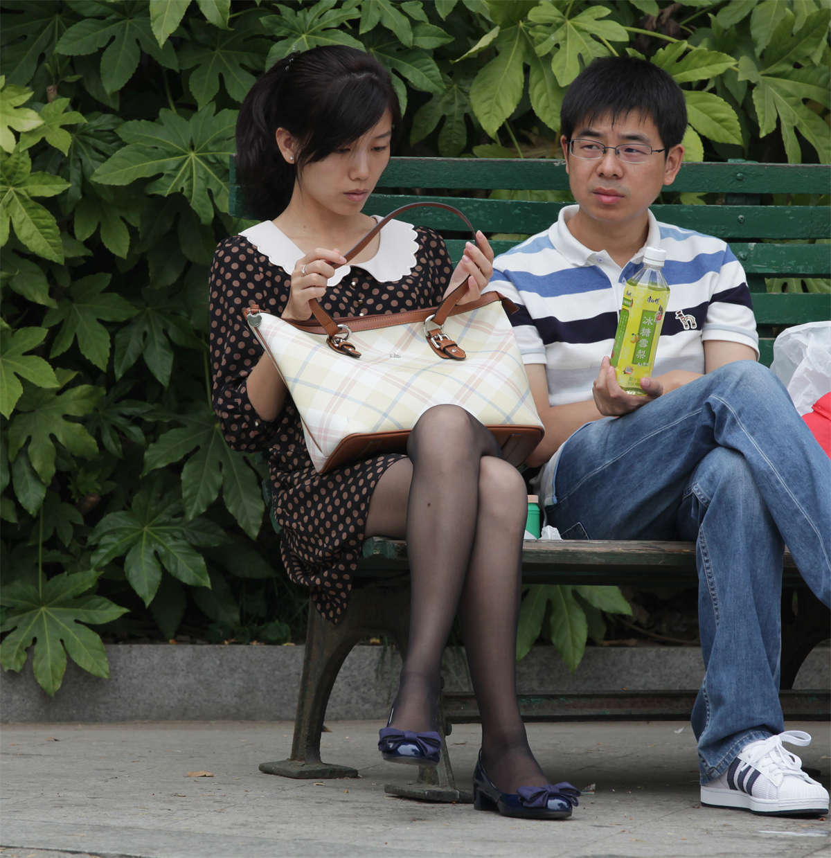 图片[2]-踏青公园街拍系列No.562 一双骨感的长腿黑丝衬托出女孩略带忧郁的气质-日更街拍