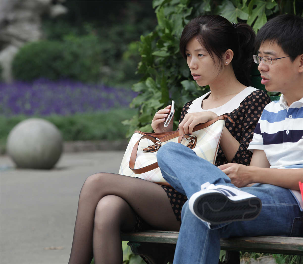 踏青公园街拍系列No.562 一双骨感的长腿黑丝衬托出女孩略带忧郁的气质-日更街拍