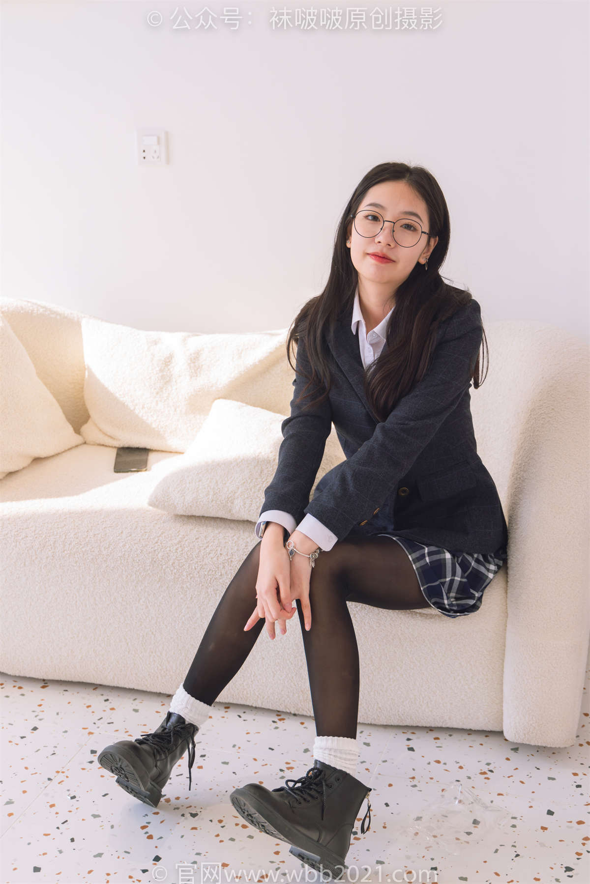 图片[2]-袜啵啵 No.284 小甜豆-短靴、皮鞋、两双白棉袜、油亮黑丝（脚尖透明款）、爱心印花白丝（脚尖加固款）花絮版-日更街拍