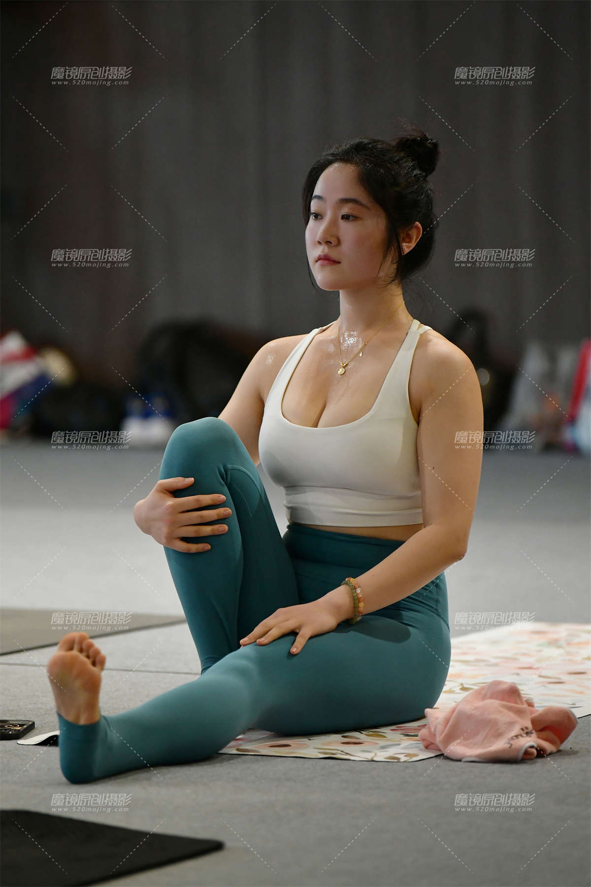 ★白皙微丰腴舒展瑜伽美女-日更街拍