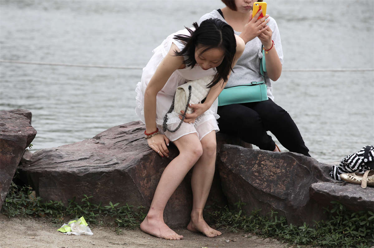 踏青公园街拍系列No.239 白嫩少女竟然脱了鞋，玩起了亲水摄影-日更街拍
