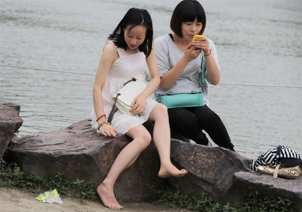 图片[2]-踏青公园街拍系列No.239 白嫩少女竟然脱了鞋，玩起了亲水摄影-日更街拍