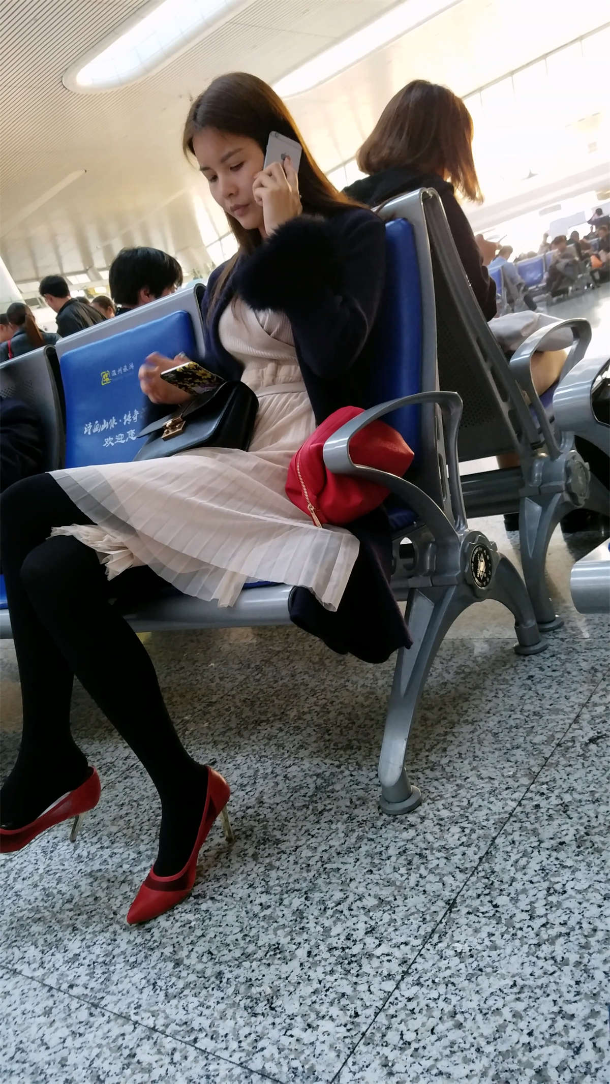 图片[2]-车站候车室红色尖角高跟黑色丝袜细腿漂亮美少妇-日更街拍