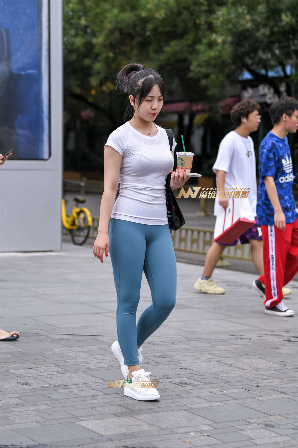 【久久赛帖】浅蓝色瑜伽裤美女-日更街拍