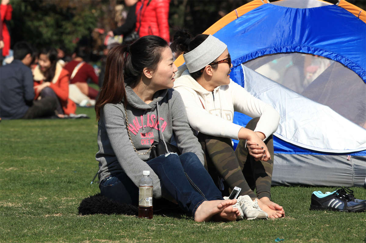 图片[2]-踏青公园街拍系列No.564 闺蜜一起脱鞋，露出2双光溜溜的大白脚-日更街拍