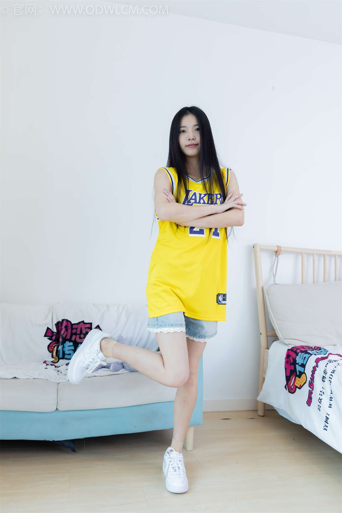 物恋传媒 NO.2245 茯苓-板鞋、短款薄肉丝（脚尖加固款）、裸足（银色指甲油）-日更街拍