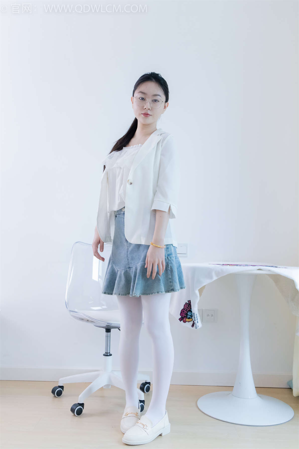 图片[2]-物恋传媒 NO.2246 美兔-皮鞋、厚白丝、皮筋绑脚老头乐挠脚剧情-日更街拍