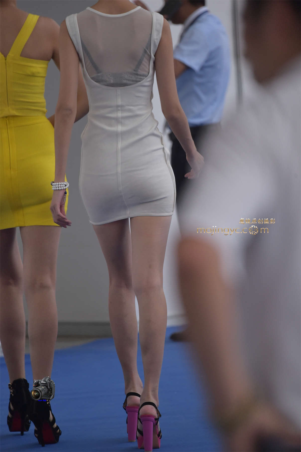 2015-07-10白色色裹身裙包臀车模（17P）-日更街拍