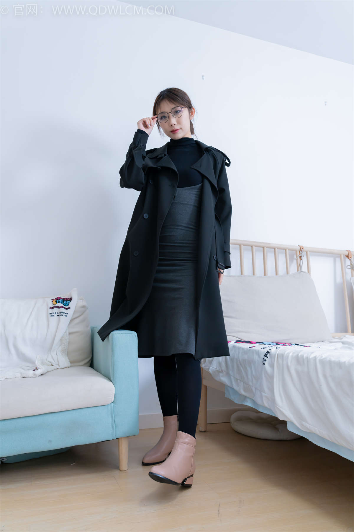 图片[2]-物恋传媒 NO.2247 泡泡-短靴、厚黑丝、皮筋绑脚老头乐挠脚剧情-日更街拍