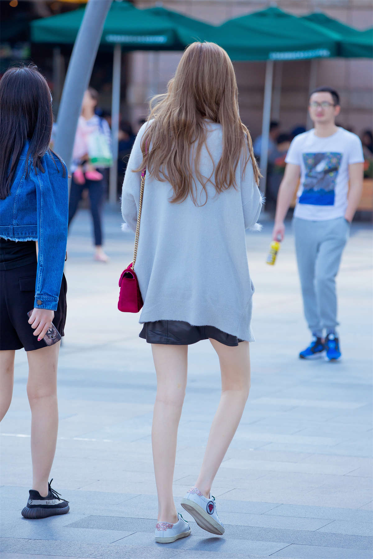 短裙，裸腿，运动鞋（12）-日更街拍