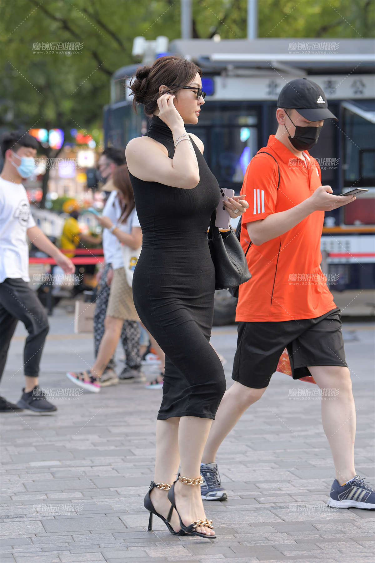 韵味包臀黑裙-日更街拍