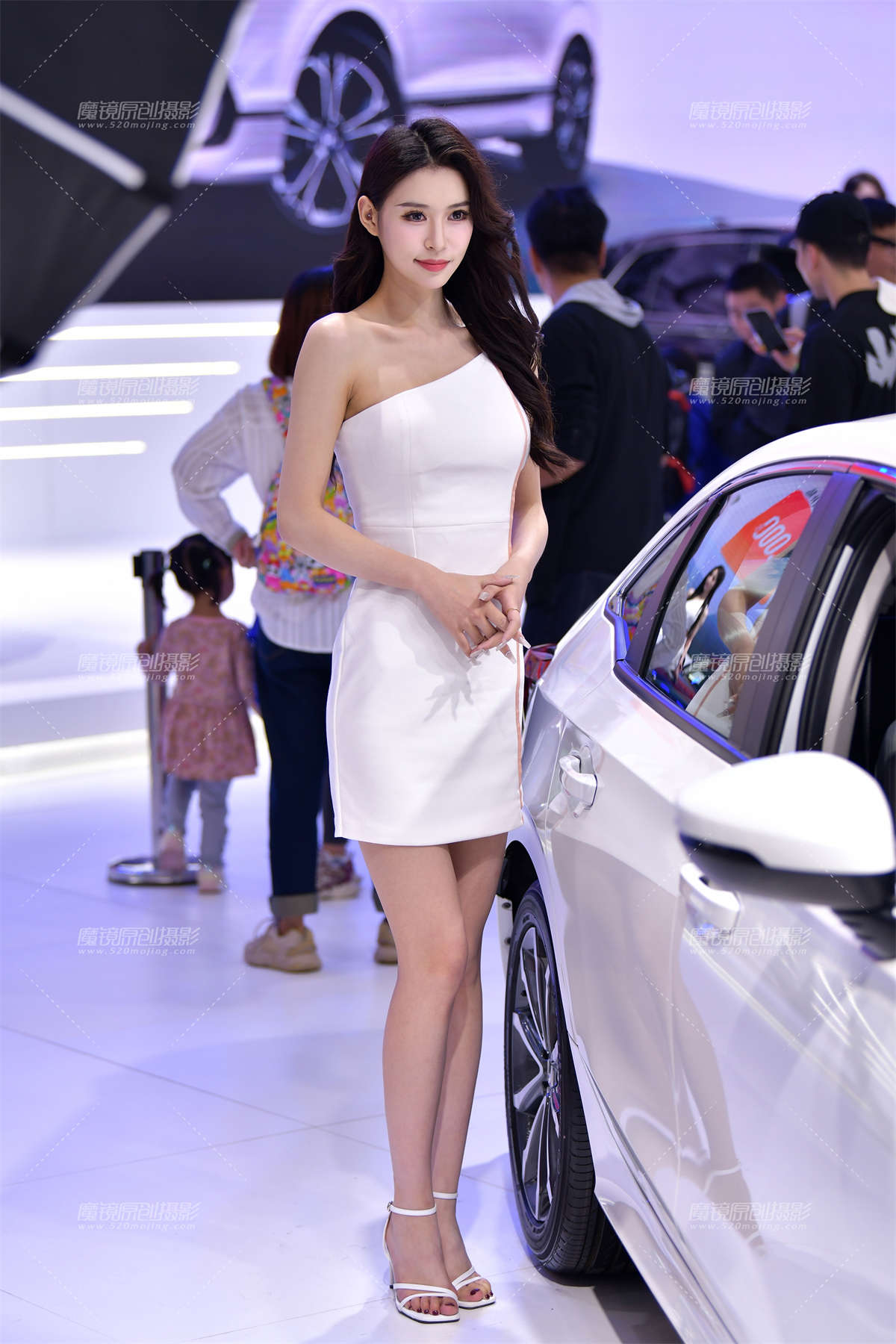 ★超短毛边热裤气质美女-日更街拍