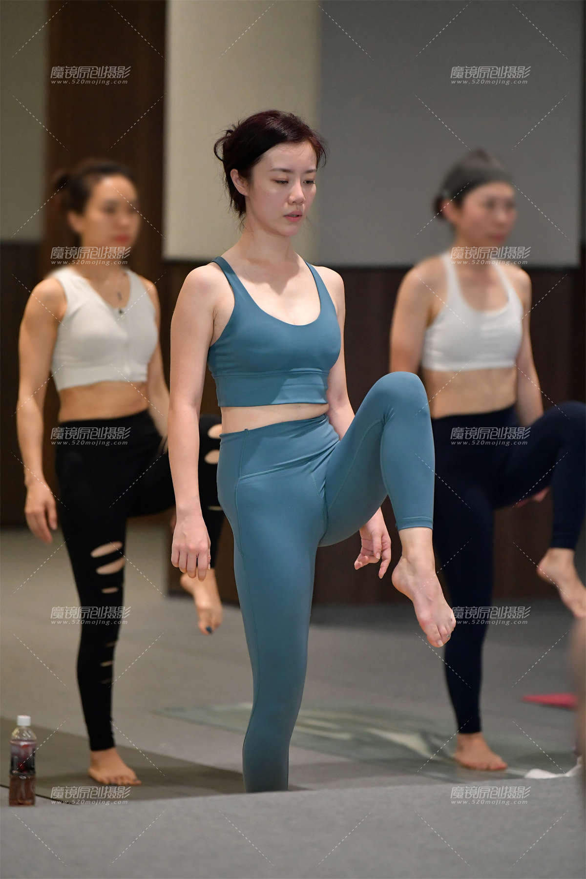 ★高挑气质短裙美女-日更街拍