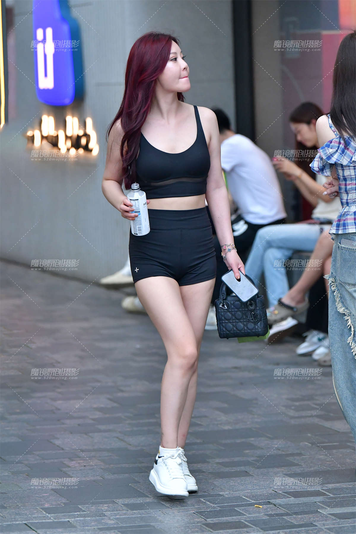 ★高挑浅色牛仔裤美女-日更街拍