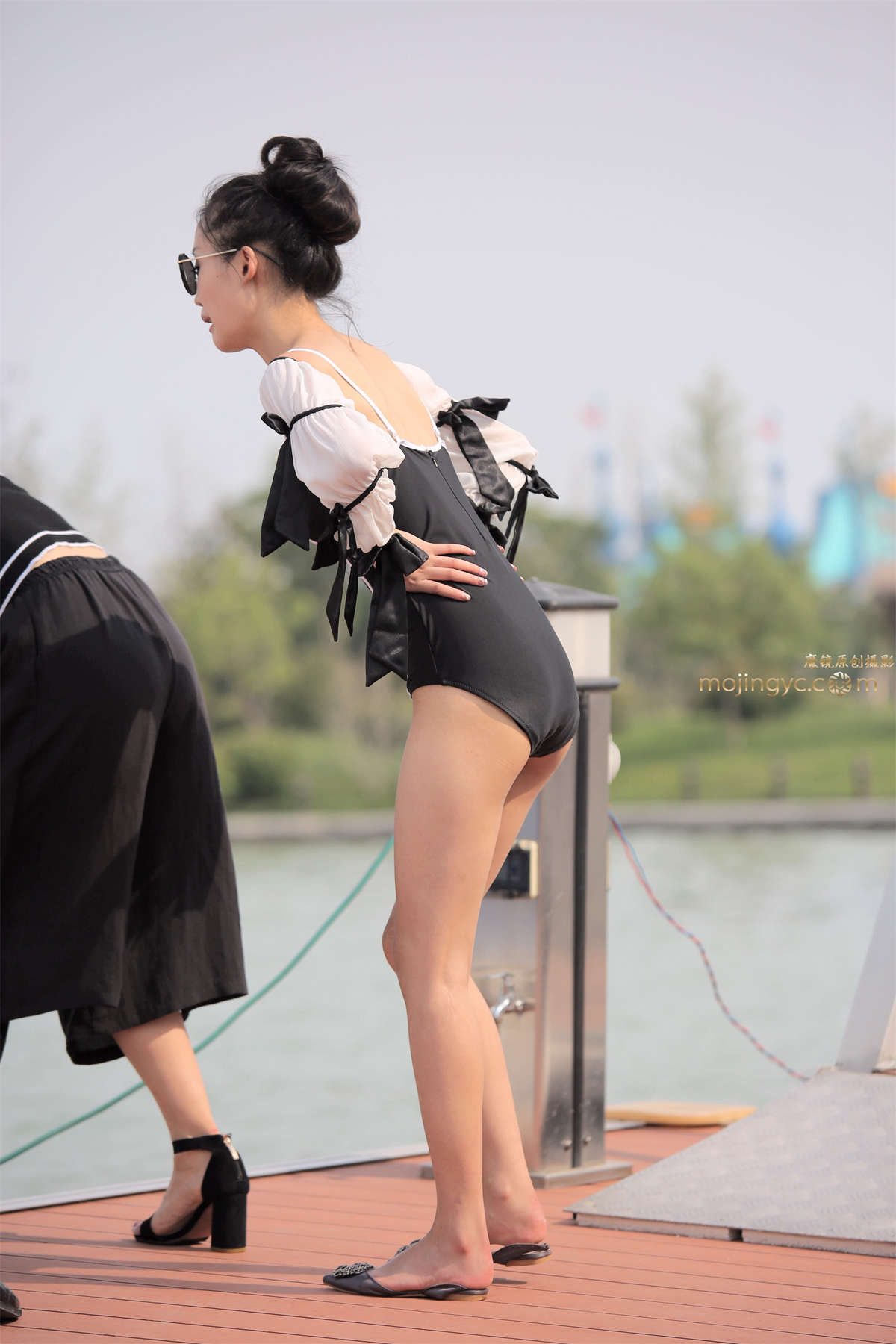 连体泳装小美女-日更街拍