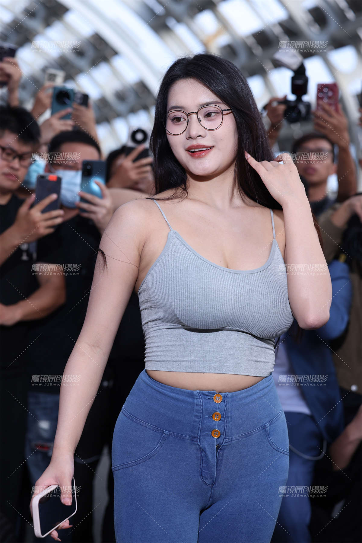 图片[2]-路上遇到个牛仔裤大胸mm-日更街拍