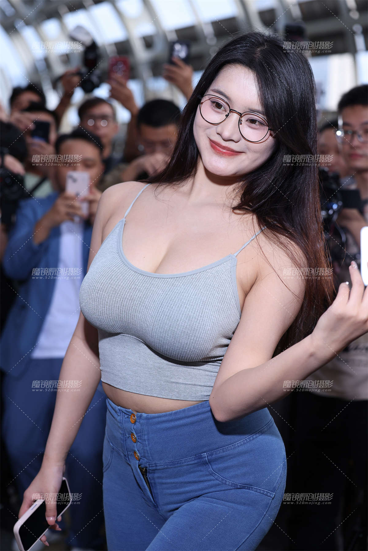 路上遇到个牛仔裤大胸mm-日更街拍