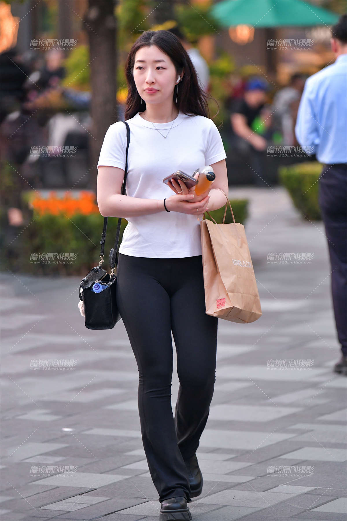 ★购物牛仔热裤美女-日更街拍