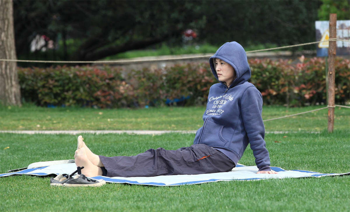 图片[2]-踏青公园街拍系列No.567 虽然怕冷，但诱人的丝足还是要露-日更街拍