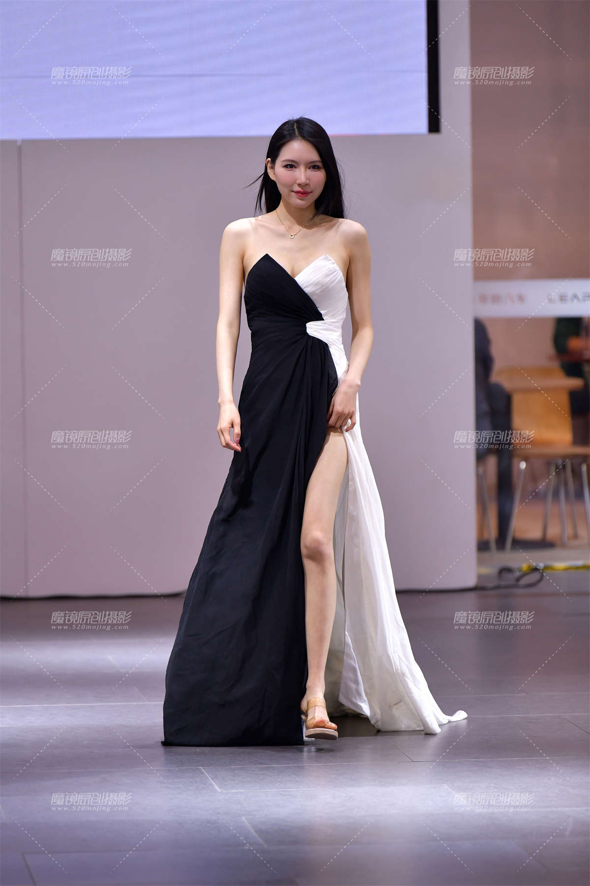 ★闺蜜紧身裤美女-日更街拍