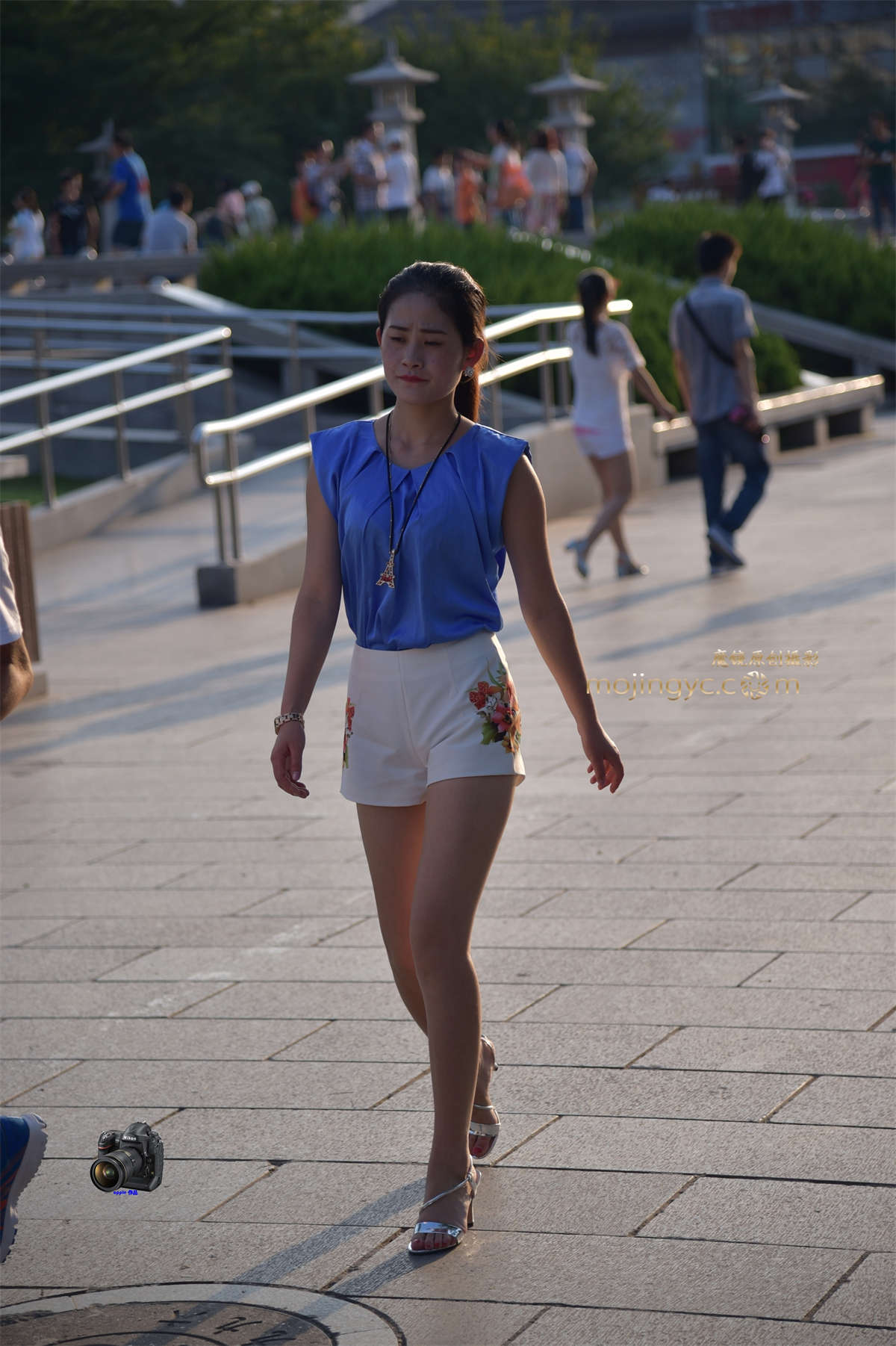 2015-08-20白短裤美腿美眉（11P）-日更街拍