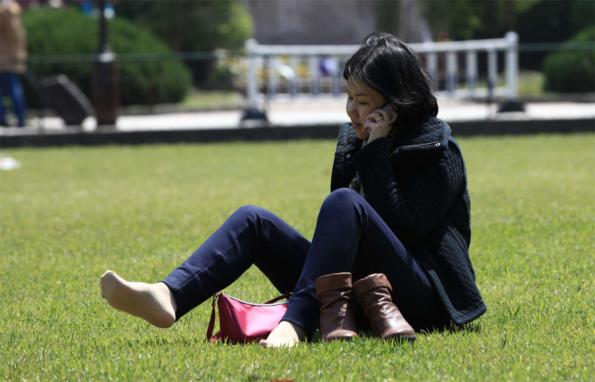 图片[2]-踏青公园街拍系列No.569 足弓高耸的少妇丝足-日更街拍