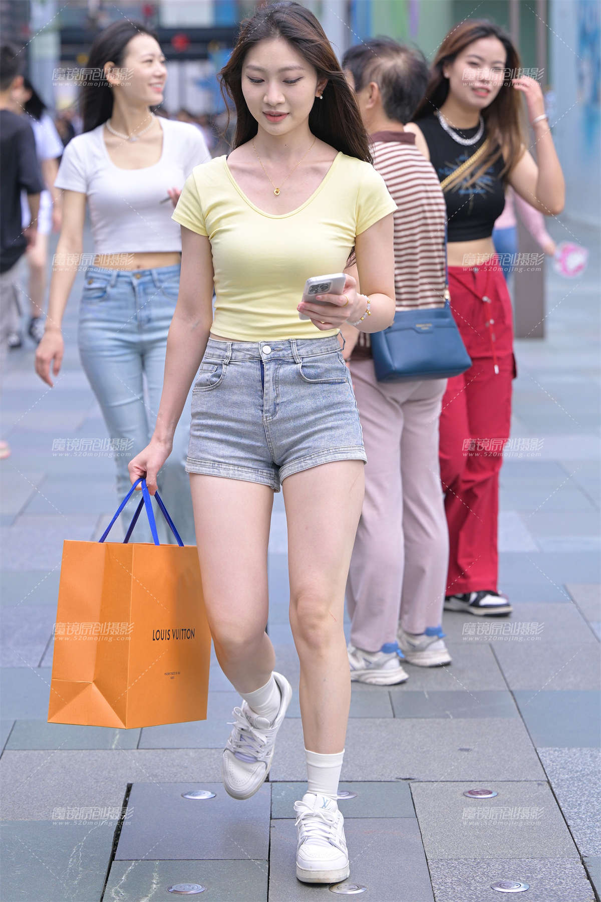 白嫩热裤MM-日更街拍