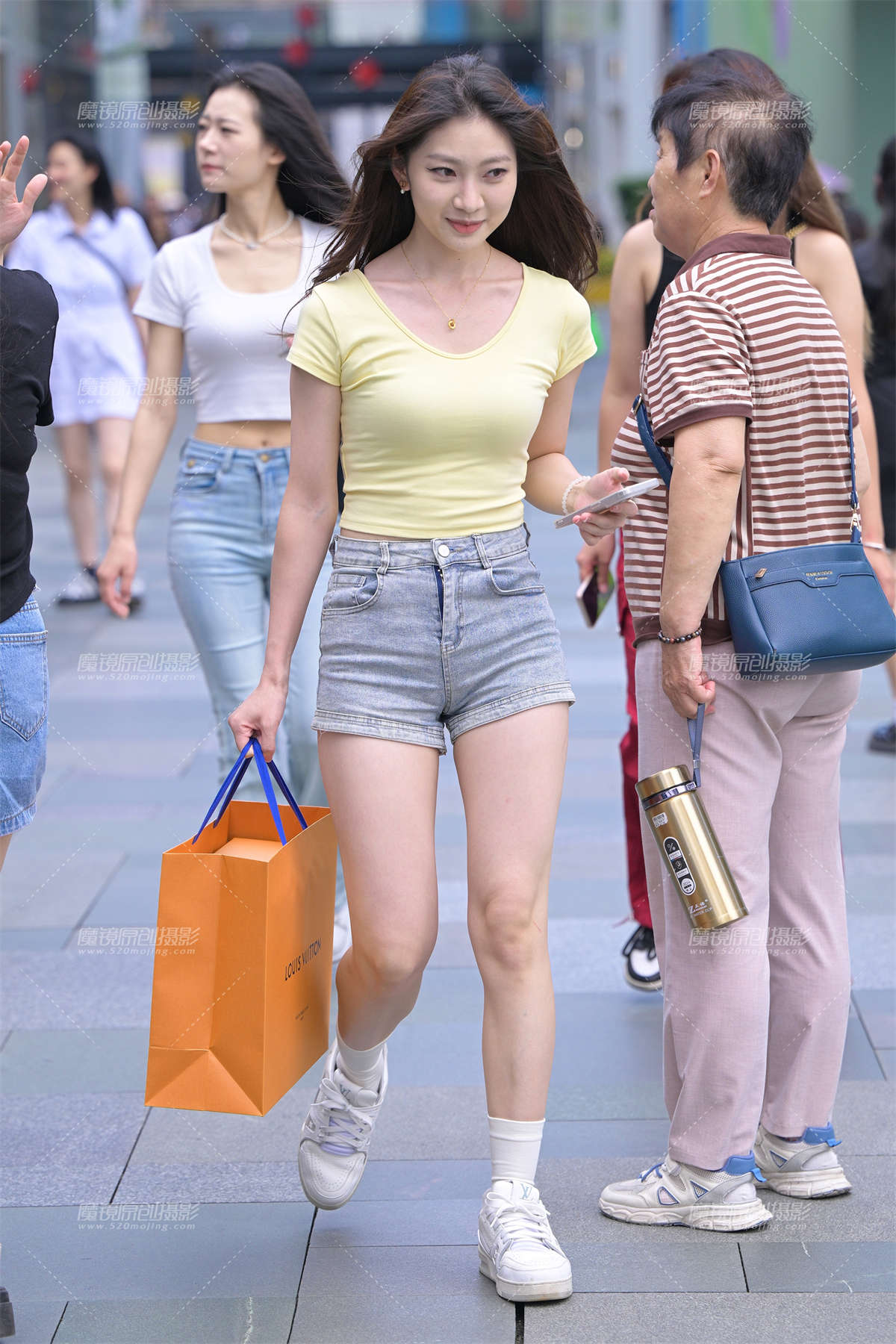 白嫩热裤MM插图1