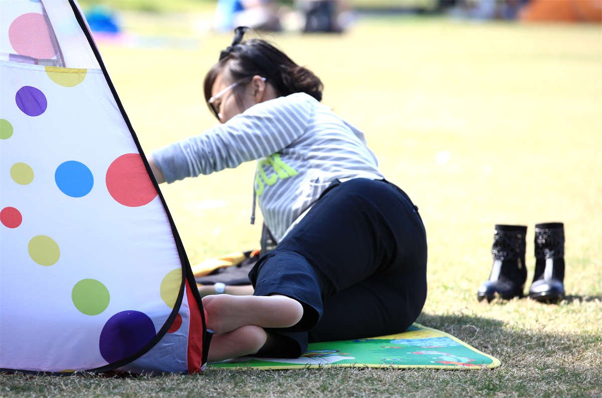 图片[2]-踏青公园街拍系列No.570 俊俏小媳妇的光滑丝足-日更街拍