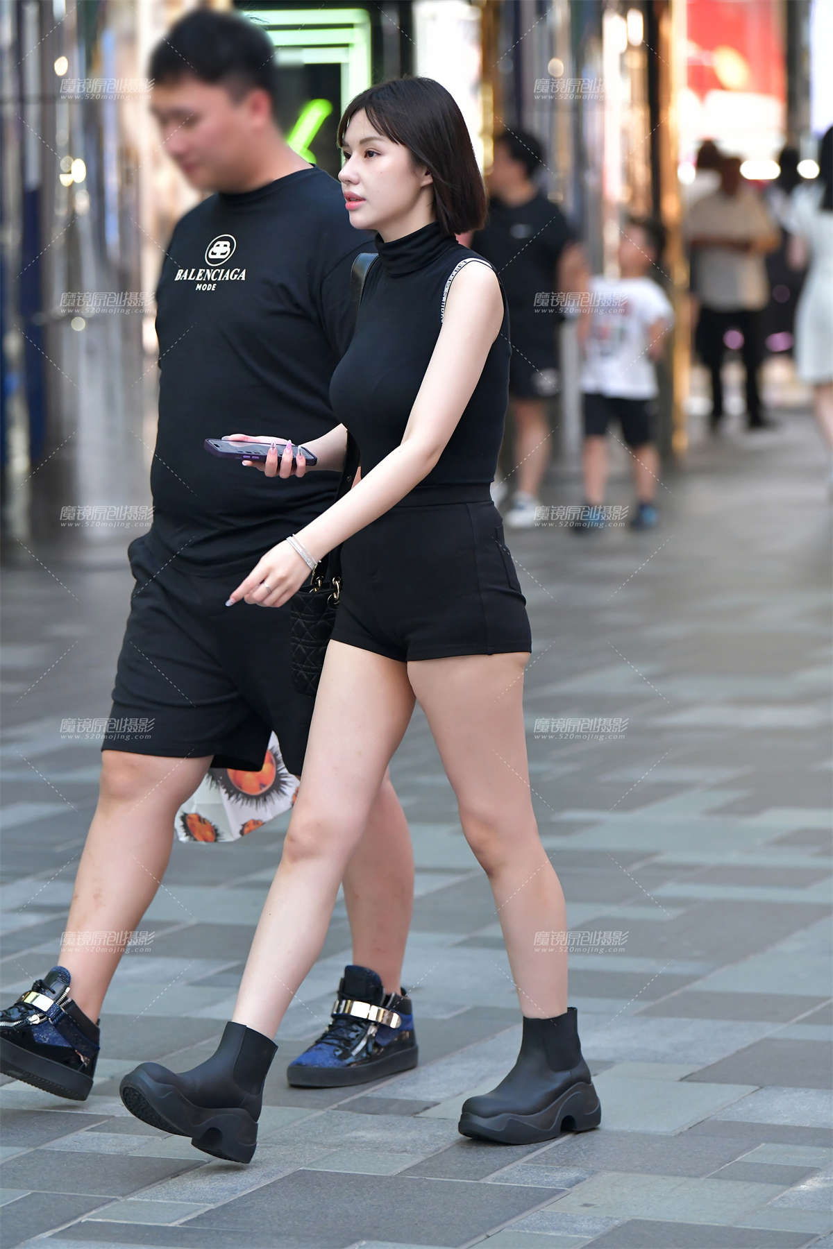 ★傍晚气质黑色热裤美女-日更街拍