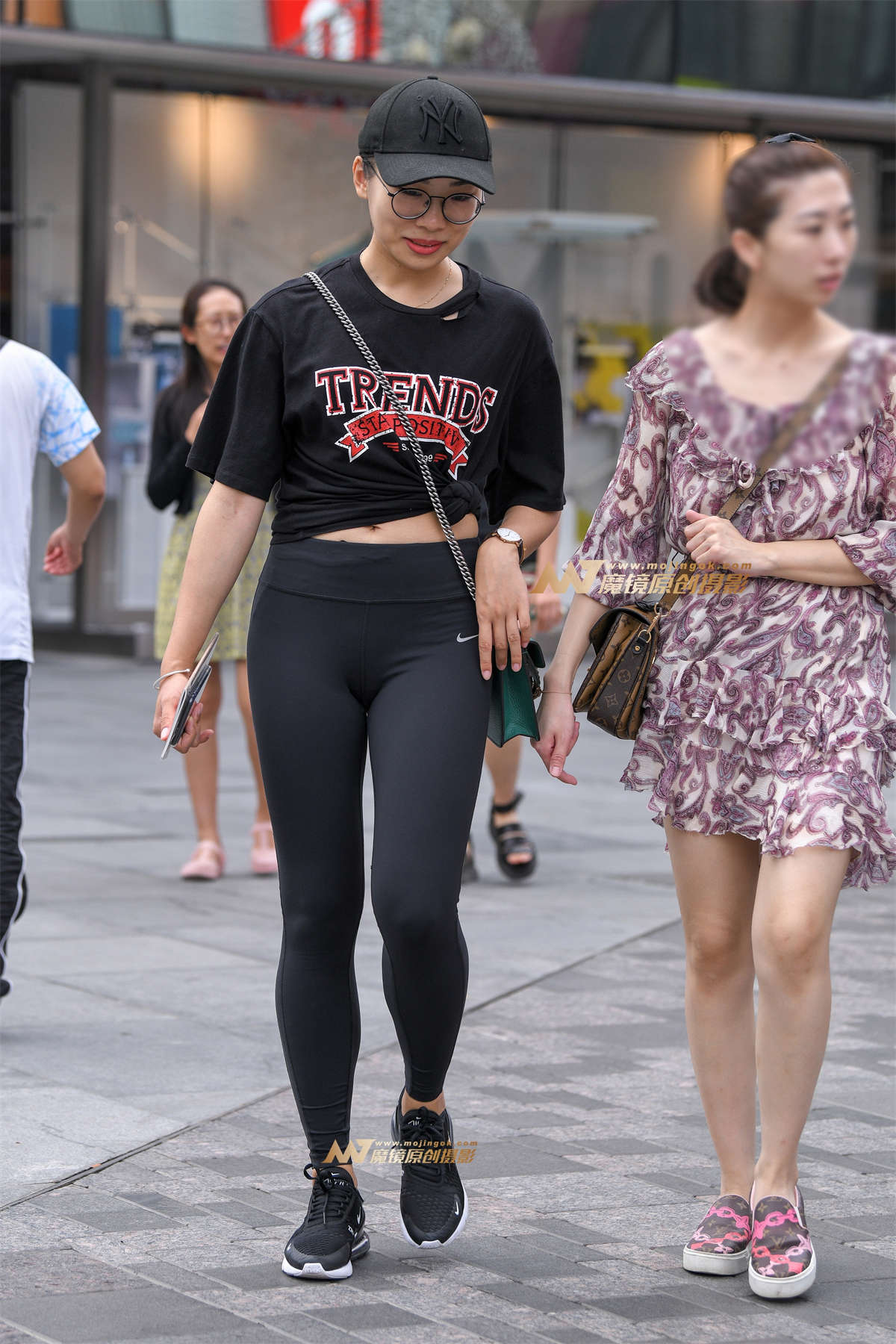 【久久赛帖】黑色紧身瑜伽裤少妇-日更街拍