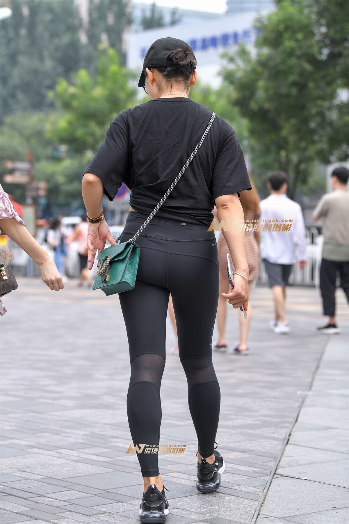 图片[2]-【久久赛帖】黑色紧身瑜伽裤少妇-日更街拍