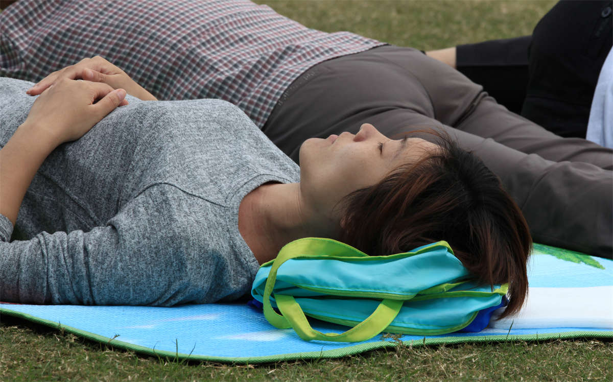 图片[2]-踏青公园街拍系列No.572 少妇微熟，薄丝的诱惑难以拒绝-日更街拍