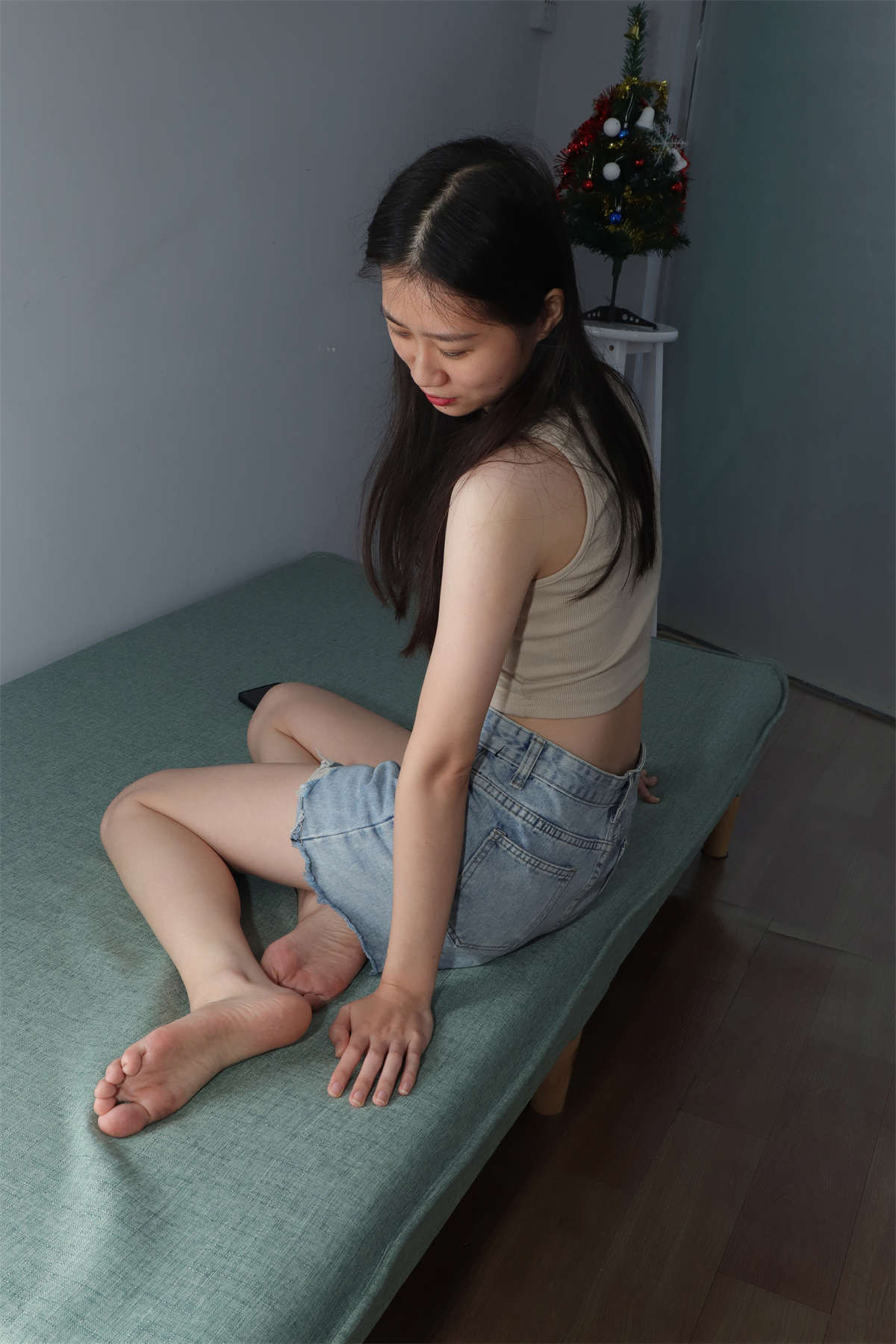 图片[2]-aappary摄影 No.007 极品美女小芳大冬天穿上性感吊带展示美脚-日更街拍