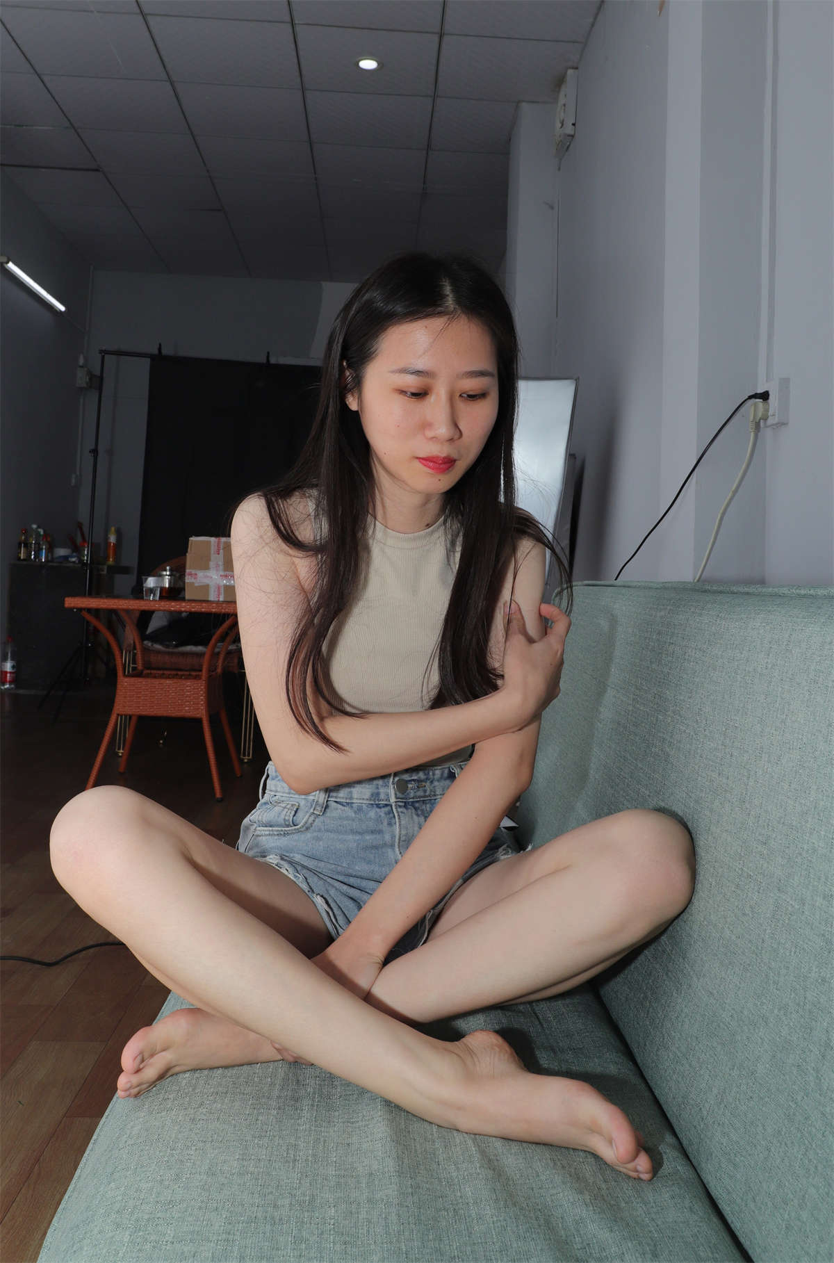 aappary摄影 No.007 极品美女小芳大冬天穿上性感吊带展示美脚-日更街拍